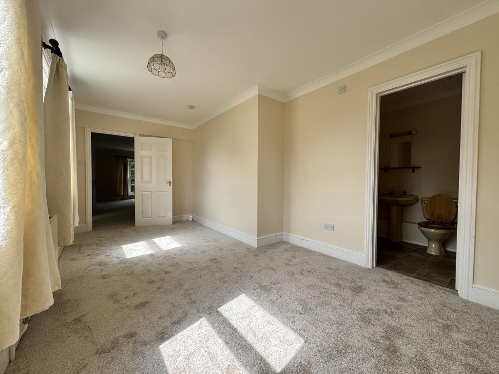Lot: 164 - TWO-BEDROOM FLAT IN CITY CENTRE - Primary bedroom